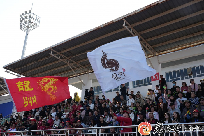 現(xiàn)場(chǎng)觀(guān)眾為支持的代表隊(duì)吶喊助威。記者 李慧子 攝