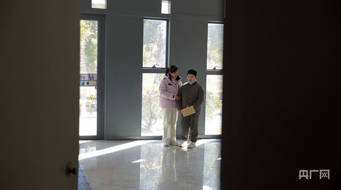 臺前幕后，吳莉一直陪伴著夏孝嚴（央廣網記者 劉浩 攝）