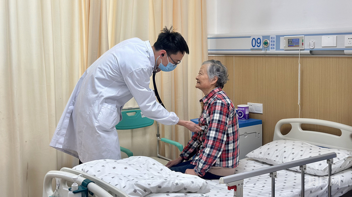 姚奶奶接受护理院医生的日常检查（央广网记者  顾炀威  摄）