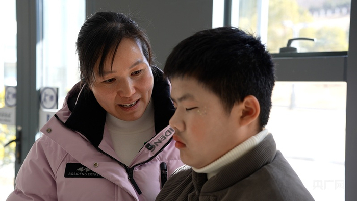 登臺前，吳莉為夏孝嚴加油打氣（央廣網記者 劉浩 攝）