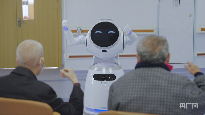 护理院老人与机器人互动（央广网发  王振  摄）