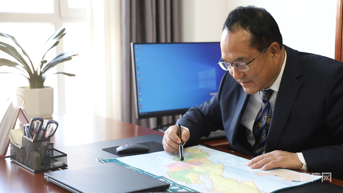 王強(qiáng)伏案規(guī)劃旅游線路（央廣網(wǎng)記者 魏晉雪 攝）