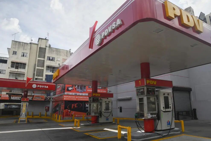 1月3日，在委内瑞拉首都加拉加斯，一家委内瑞拉石油公司的加油站关闭。图源：新华社