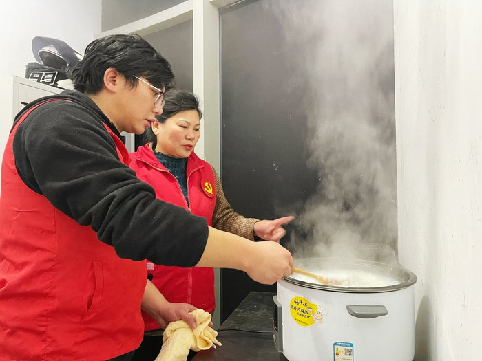黃小琴指導(dǎo)兒子王勝凱如何熬好粥。