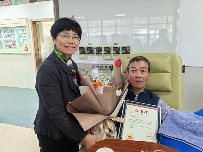 寧波市中心血站站長(zhǎng)章曉軍向老夏獻(xiàn)花表示感謝。