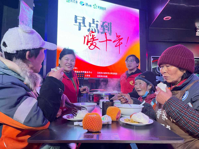 母子倆為環(huán)衛(wèi)工人加餐。