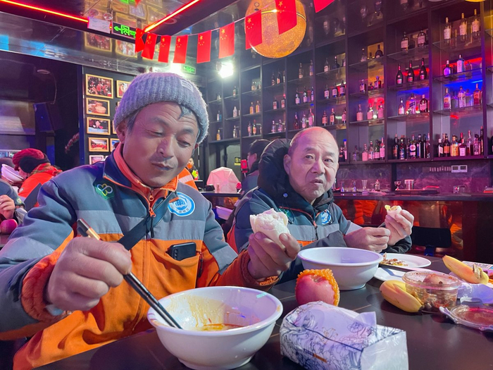 康為民（左）吃了7年愛(ài)心早餐。