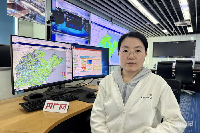 山東省氣象局首席預(yù)報(bào)員田瑩接受央廣網(wǎng)記者采訪（央廣網(wǎng)記者 李舜 攝）