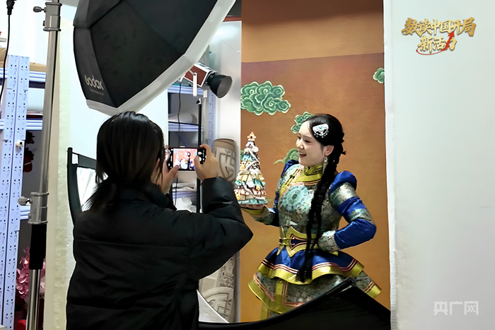 體驗(yàn)蒙古族服飾寫(xiě)真的消費(fèi)者（央廣網(wǎng)記者 李春雪 攝）