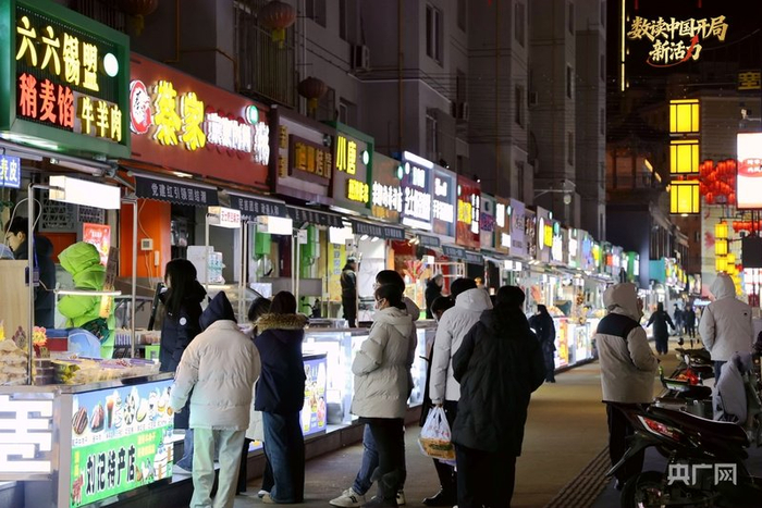 夜幕降臨，呼和浩特市寬巷子街區(qū)迎來(lái)客流高峰（央廣網(wǎng)記者 劉一晨 攝）