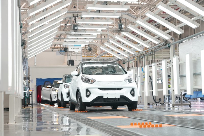 奇瑞汽车驶出生产线 程昊摄