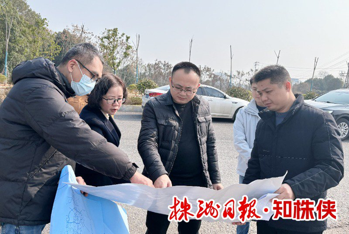 劉亮（中）在項(xiàng)目工地調(diào)研。通訊員 供圖