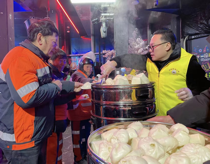 郭義全（右）為環(huán)衛(wèi)工人服務(wù)。