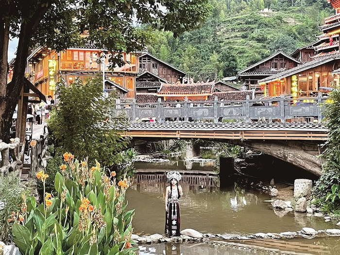 在贵州的传统村落，游客正体验民族服装旅拍。光明日报记者陈冠合摄/光明图片