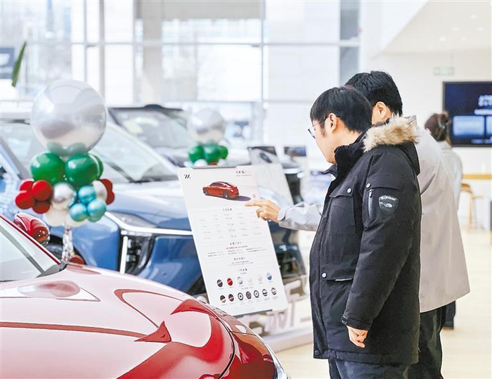     消费者正在了解新能源汽车。（资料图）
