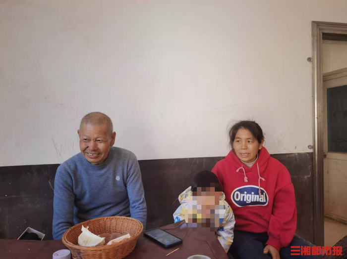 彭訓(xùn)和（左一）與被救孩子及孩子奶奶。受訪者供圖