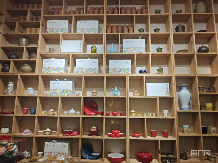 茶具、飾品等文創(chuàng)產(chǎn)品（央廣網(wǎng)記者楊清 攝）