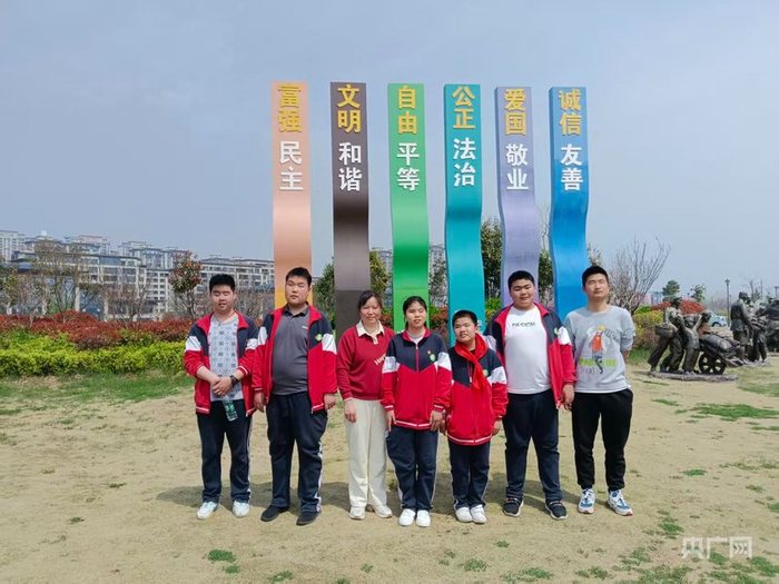 吳莉帶領學生們參加戶外活動（央廣網發(fā) 受訪者供圖）