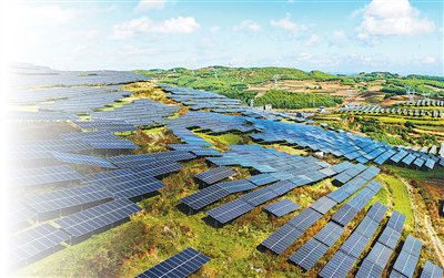 貴州畢節(jié)市威寧彝族回族苗族自治縣雙龍鎮(zhèn)高山村，光伏板遍布山頭。引領(lǐng)羅喜貴攝