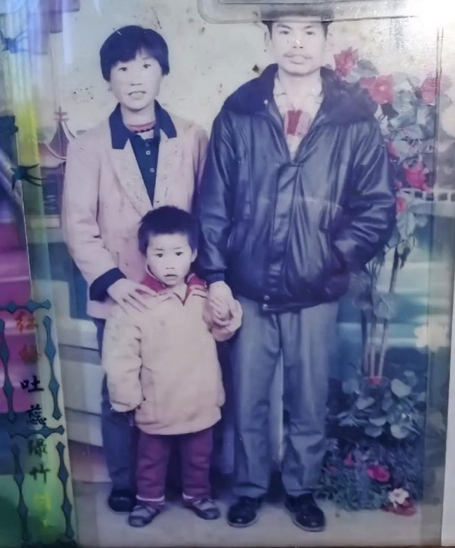 ▲年幼的周峰和父母合照 来源：鱼泡直聘周峰抖音账号