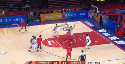 展示一把技巧！陈国豪假动作晃过詹姆斯 轻松压哨上篮命中