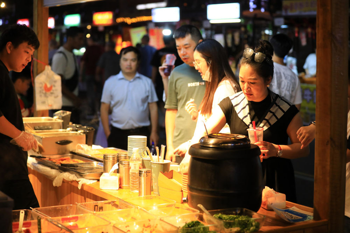 江苏淮安里运河景区夜市游人如织