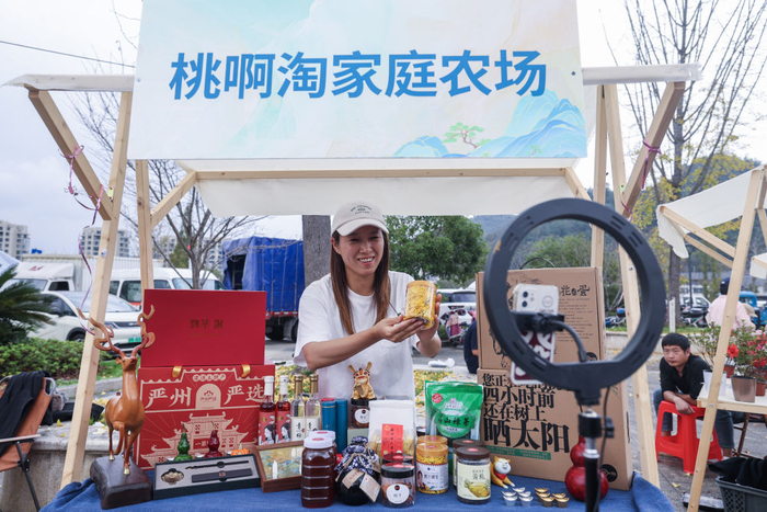 浙江建德知名农创客夏月在市集现场直播推介农特产品 徐昱 摄