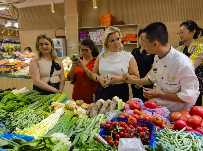 外国游客在逛上海广元市集 陈爱平 摄