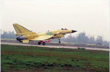 1998年3月23日，歼-10首飞成功。中国航空工业集团公司成都飞机设计研究所供图