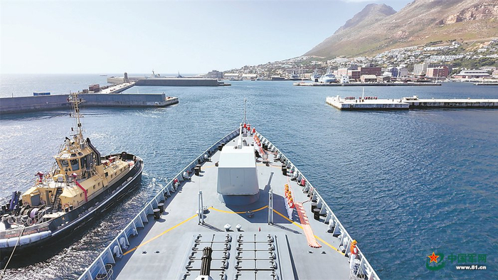 　　唐山舰靠泊南非西蒙斯敦港。杜江帆 摄