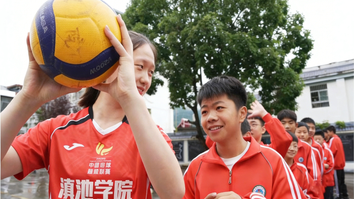 滇池学院（云南省女排）帮扶团队为云南省昭通市大关县翠华中学学生上排球课 学校供图