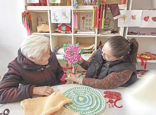 社工陪伴老人。