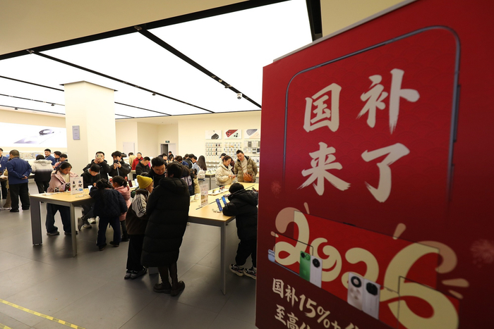 商場里正在挑選新款手機的消費者