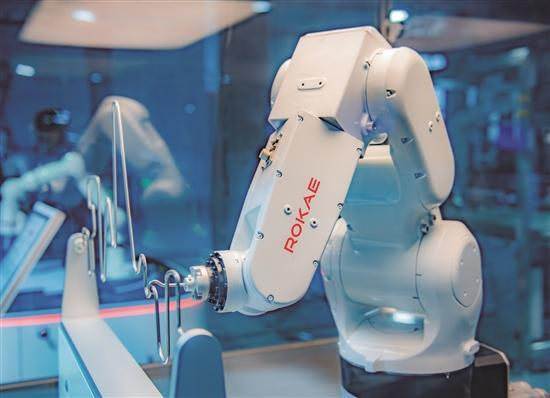 圖為珞石機器人?！鰸鷮幦請笕襟w記者 楊國慶 攝