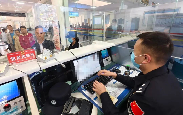 ▲勐康邊檢站執(zhí)勤隊工作人員正在高效辦理入境人員的手續(xù)。