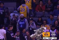湖人场上投降！看台上的“詹姆斯”和“东契奇”提前退场