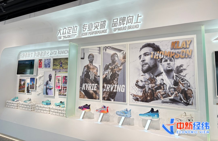 安踏运动科学实验室展示的跑鞋 中新经纬 闫淑鑫摄
