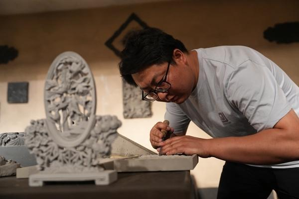 楊志磊在制作磚雕。受訪者供圖