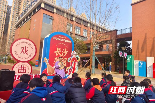 彈詞表演吸引小觀眾。