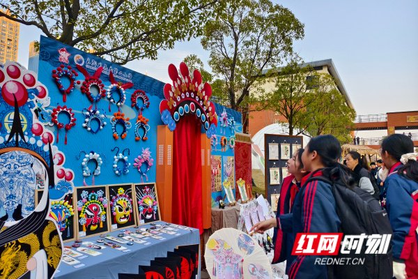 校園內(nèi)的非遺作品展示區(qū)。