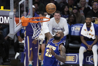 一开场很兴奋啊！艾顿罚球线发牌 詹姆斯底线空切空接暴扣