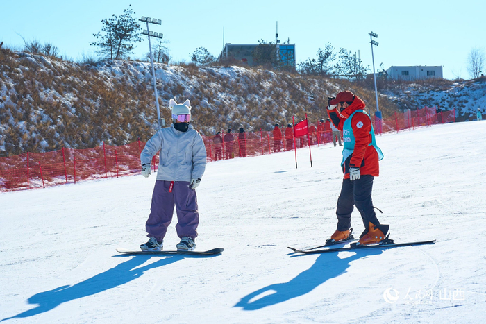 七彩太行云上滑雪場上滑雪愛好者在教練的指導(dǎo)下練習(xí)。人民網(wǎng)?張超寧攝