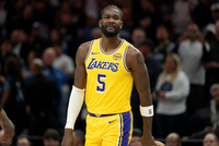 顿宝硬一点！艾顿几乎空篮没上进 自己拿篮板遭逼抢失误出界