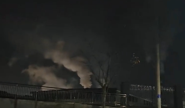 网友昨晚拍到的涉事企业现场。网友供图