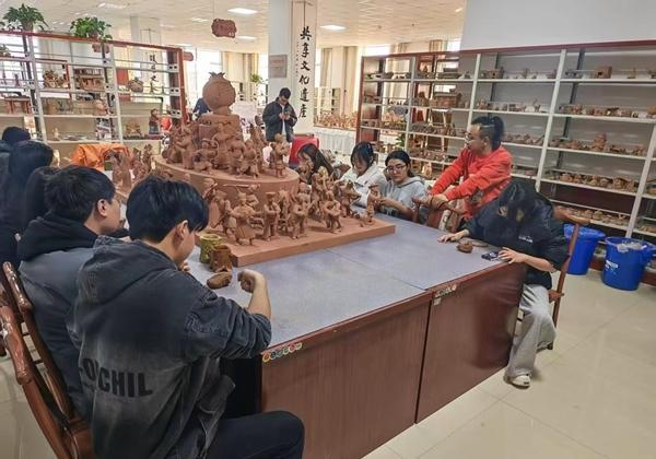 甘肅臨夏現(xiàn)代職業(yè)學(xué)院泥塑社團(tuán)學(xué)生在創(chuàng)作泥塑作品。受訪者供圖