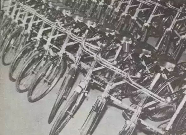 　　“躍進(jìn)”自行車舊照 ?資料圖片