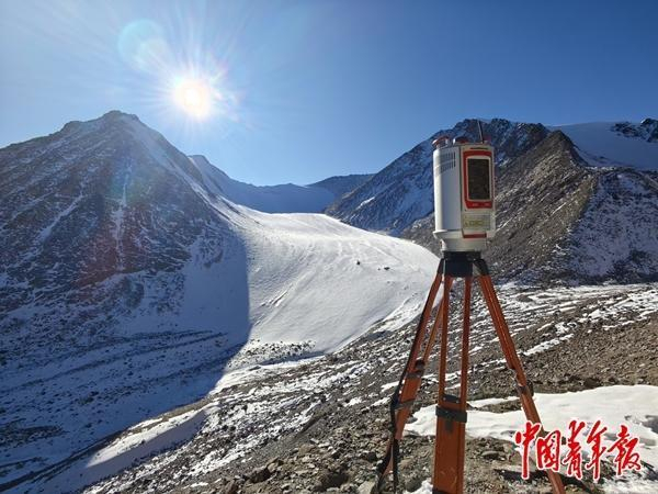 2025年12月23日，新疆烏魯木齊，架設(shè)在天山1號冰川的監(jiān)測設(shè)備。中青報(bào)·中青網(wǎng)記者 張藝/攝