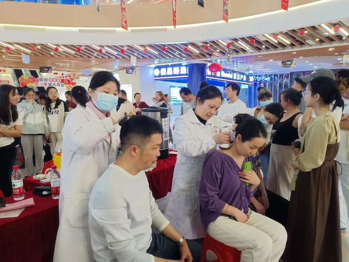 图为平桂区卫生健康局组织中医团队参加贺州市中医夜市活动