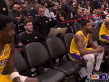 美媒放大湖人替补席 詹姆斯多次瞥视艾顿：詹姆斯受不了他😭