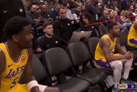 美媒放大湖人替补席 詹姆斯多次瞥视艾顿：詹姆斯受不了他😭